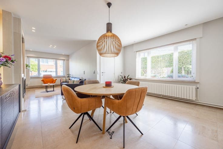 MODERN SEMI-DETACHED PROPERTY WITH HAIRDRESSER'S SALON