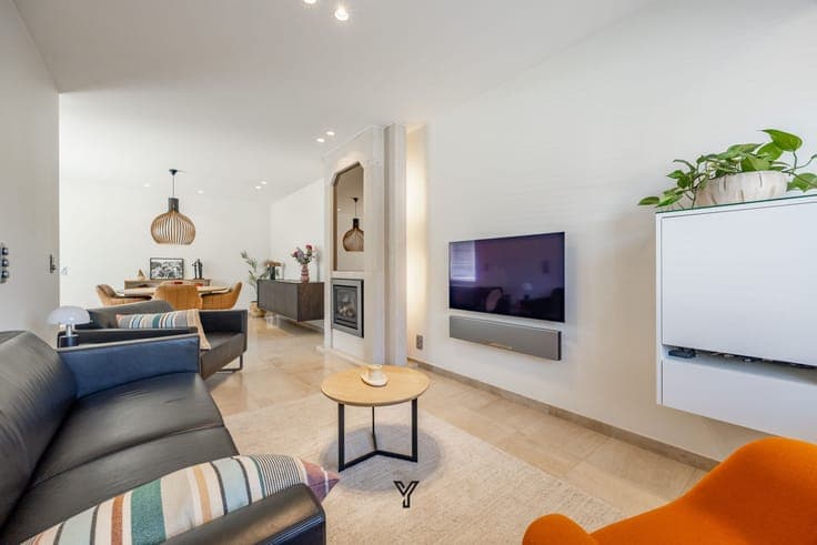 MODERN SEMI-DETACHED PROPERTY WITH HAIRDRESSER'S SALON