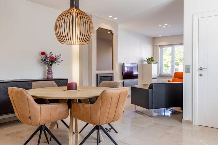 MODERN SEMI-DETACHED PROPERTY WITH HAIRDRESSER'S SALON