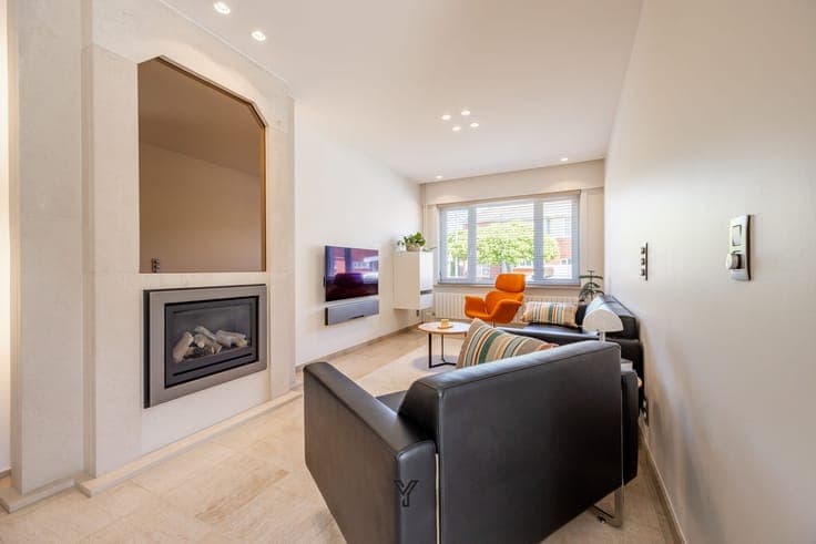 MODERN SEMI-DETACHED PROPERTY WITH HAIRDRESSER'S SALON