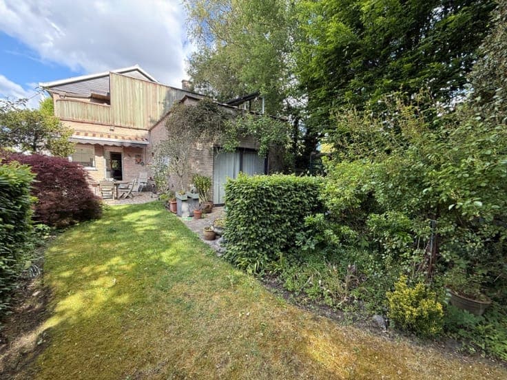 Ruime woning met kantoor en prachtige tuin op toplocatie