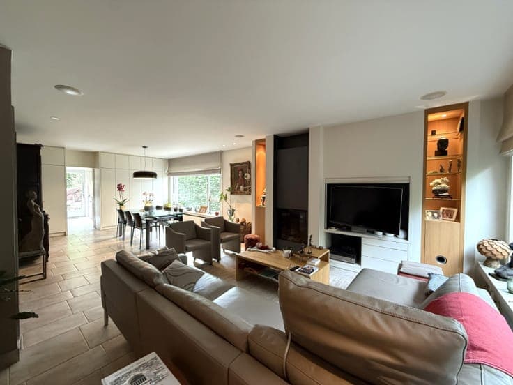 Ruime woning met kantoor en prachtige tuin op toplocatie