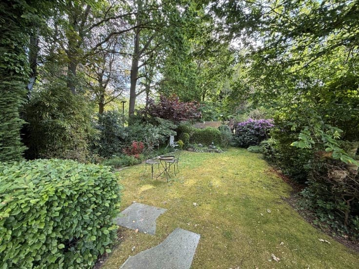 Ruime woning met kantoor en prachtige tuin op toplocatie