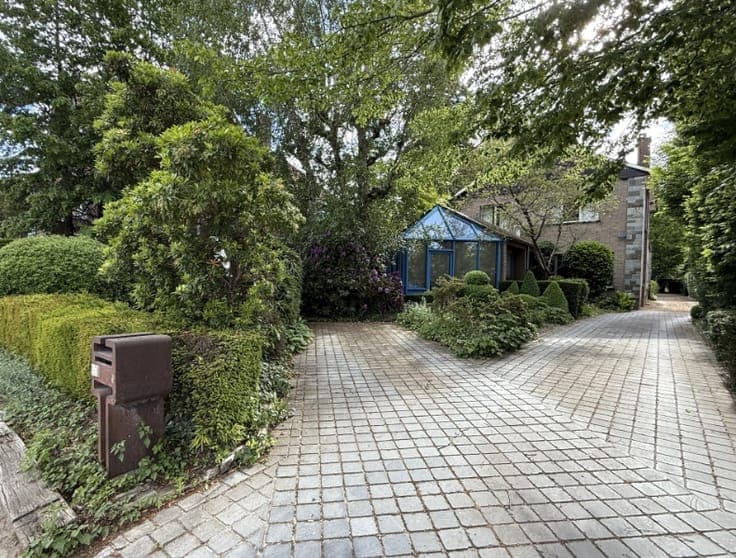 Ruime woning met kantoor en prachtige tuin op toplocatie
