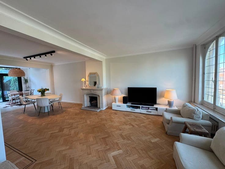 Charming renovated bel-etage home with 3 bedrooms and garden