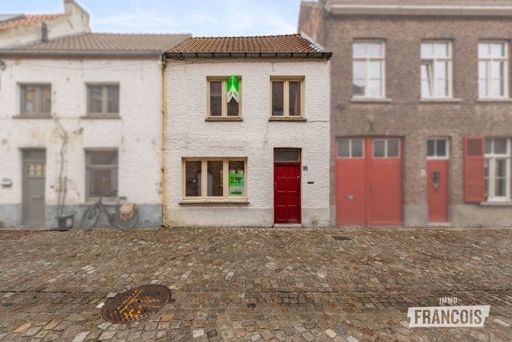Townhouse to renovate in a quiet location in Bruges