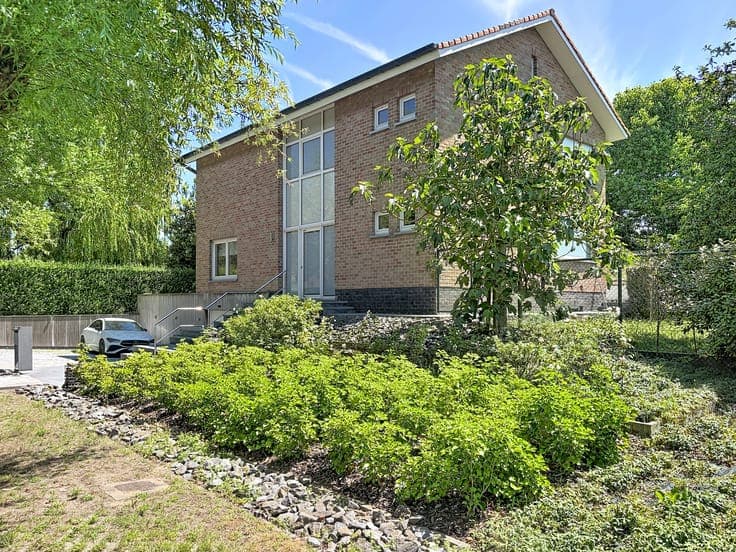 Ready-to-move-in villa with sun-oriented garden!