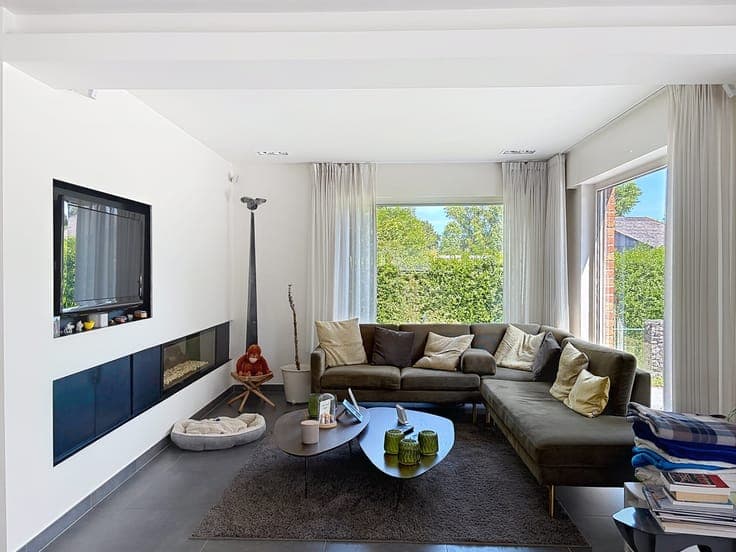 Ready-to-move-in villa with sun-oriented garden!