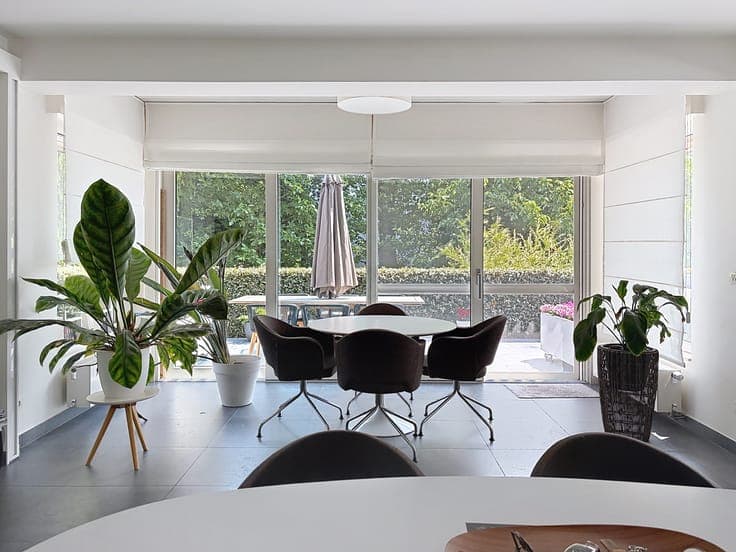 Ready-to-move-in villa with sun-oriented garden!