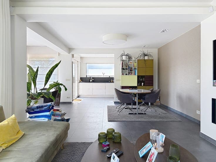 Ready-to-move-in villa with sun-oriented garden!