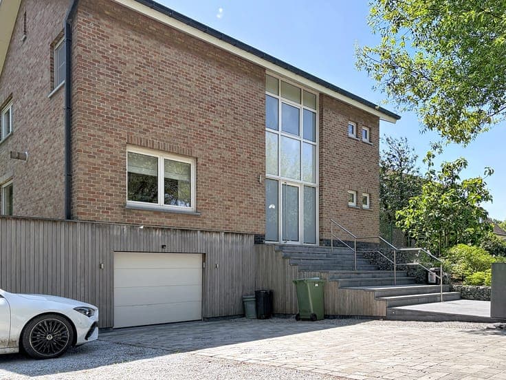 Ready-to-move-in villa with sun-oriented garden!