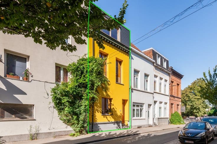Charmante gezinswoning met 3 slaapkamers en stadskoer in ...