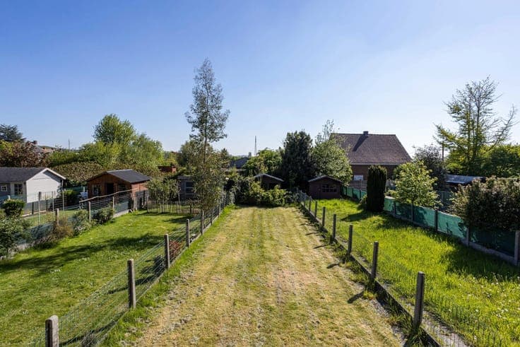Split-level (bel-étage) house in a quiet neighborhood