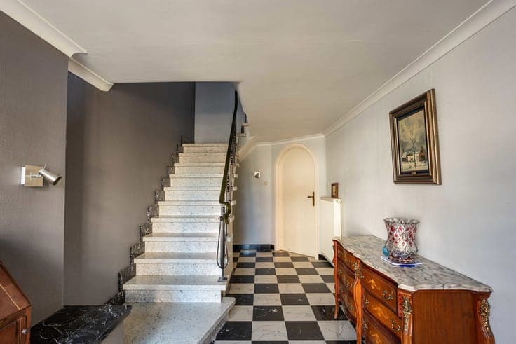 Split-level (bel-étage) house in a quiet neighborhood