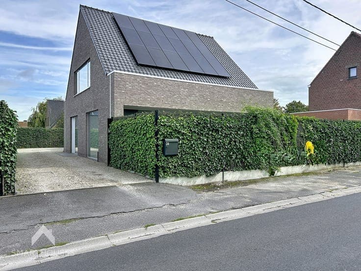 Energy-efficient villa with 3 bedrooms, 2 bathrooms and a la