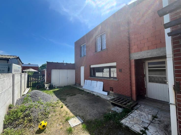 Af te werken woning met 3 slaapkamers.