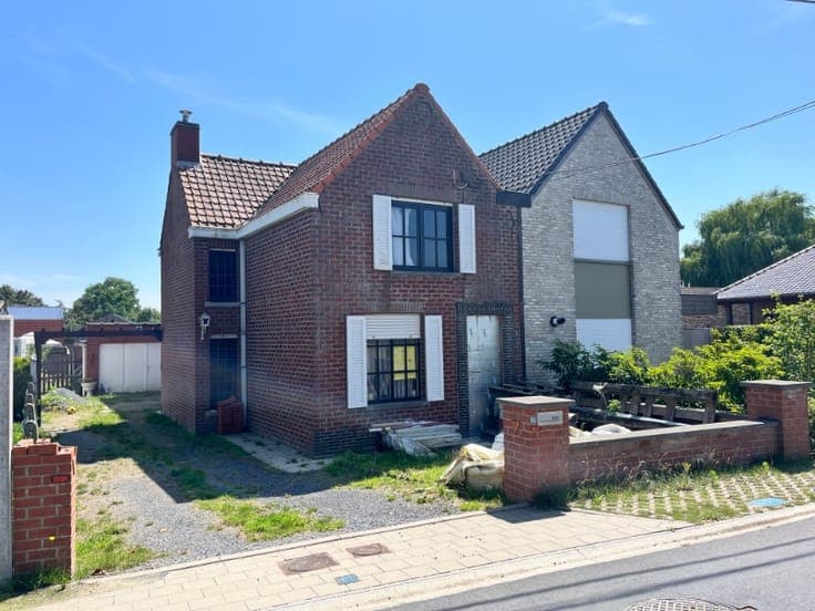 Af te werken woning met 3 slaapkamers.