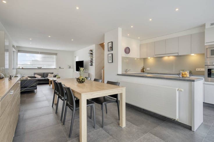 Spacious family home with sunny garden near Kortrijk
