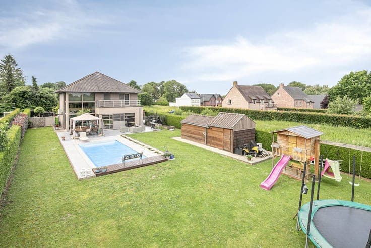 4 bedroom villa with swimming pool on approx. 1150m² in Erpe