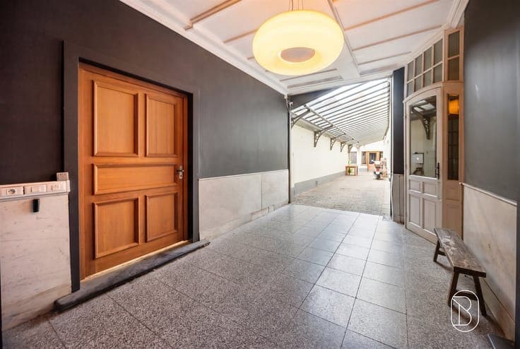 Stately mansion with a beautiful garden and a second rental