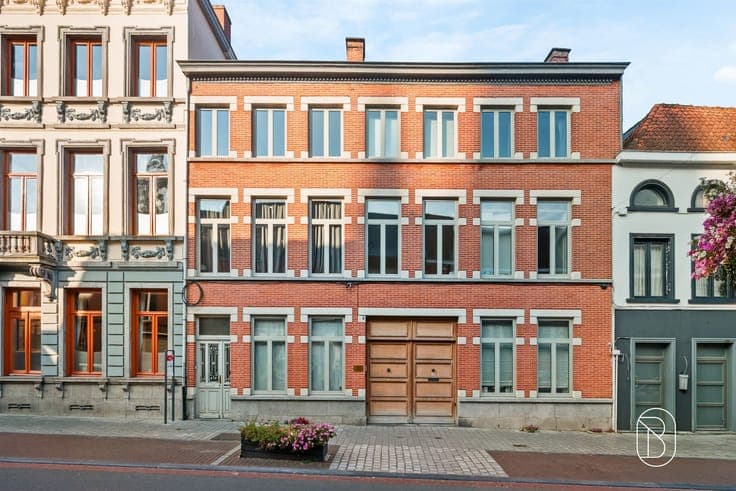 Stately mansion with a beautiful garden and a second rental