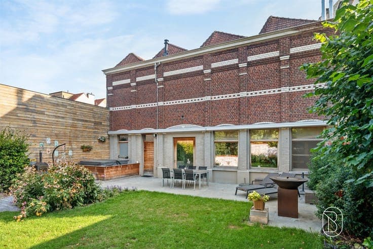 Stately mansion with a beautiful garden and a second rental