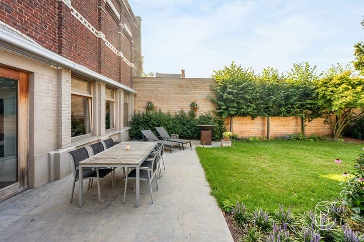 Stately mansion with a beautiful garden and a second rental
