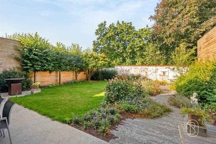 Stately mansion with a beautiful garden and a second rental