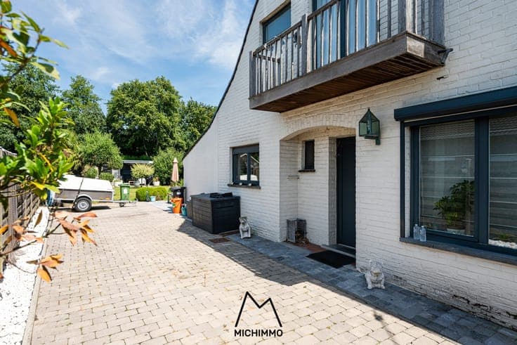 Halfopen bebouwing met leuke tuin te Drongen!