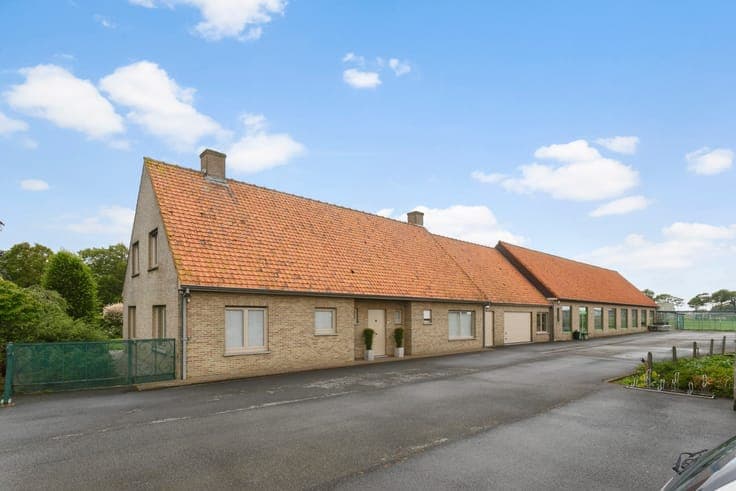 Bedrijfsgebouwen, serres en woonst in uitstekende staat
