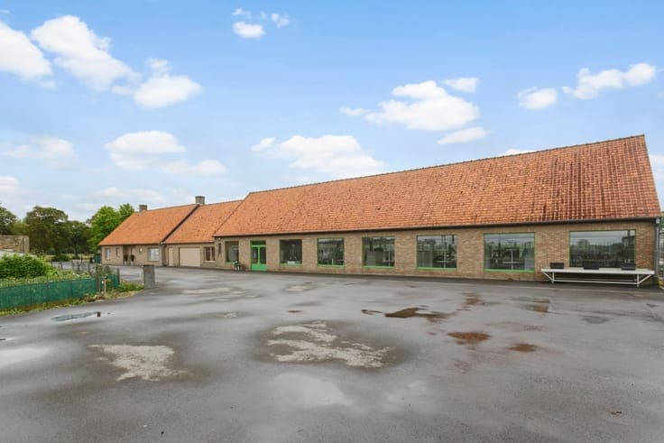 Bedrijfsgebouwen, serres en woonst in uitstekende staat