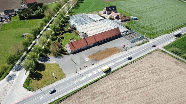 Bedrijfsgebouwen, serres en woonst in uitstekende staat