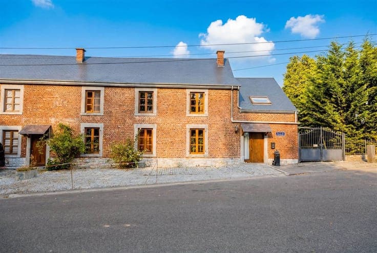 Maison 3 façades à vendre à Pessoux!