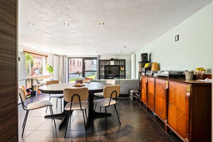 Semi-detached house with spacious garden and warehouse
