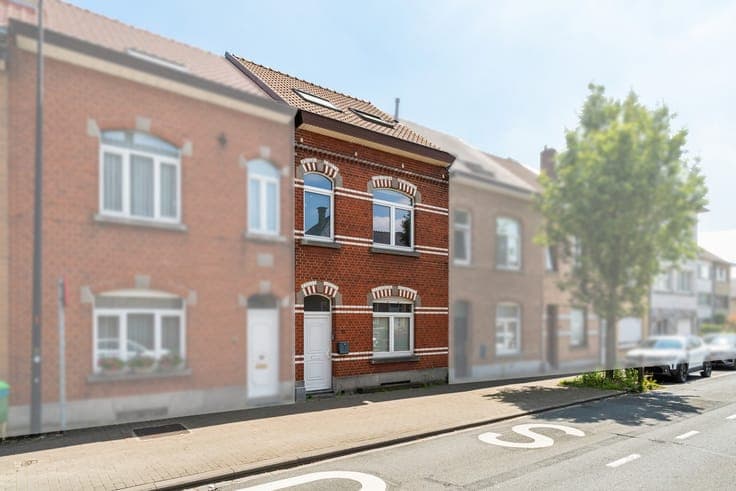 Charming family home with 4 bedrooms and a southeast-faci...