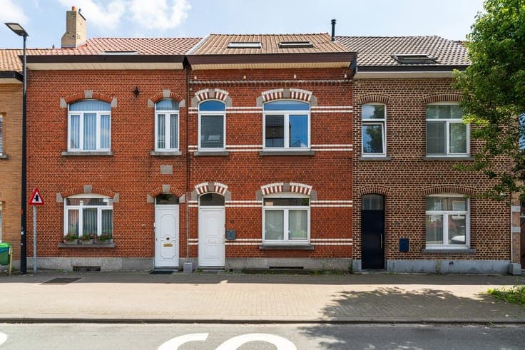 Charming family home with 4 bedrooms and a southeast-faci...