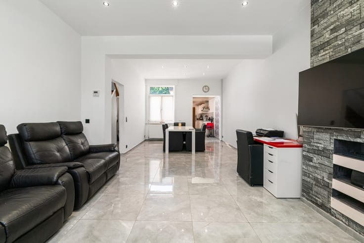 Charming family home with 4 bedrooms and a southeast-faci...