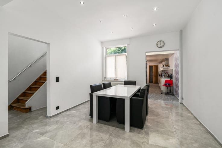 Charming family home with 4 bedrooms and a southeast-faci...