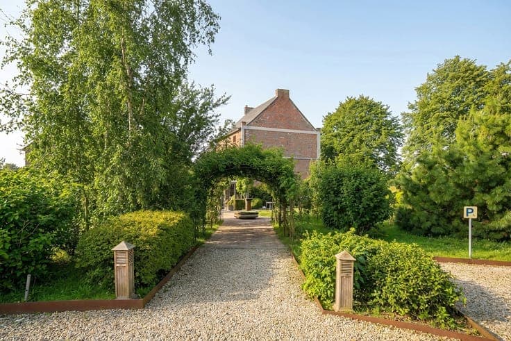 Elegant manor house for residential or professional use!