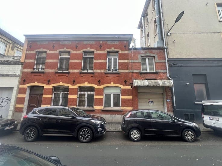 Investment property with commercial groundfloor and 6 apartm
