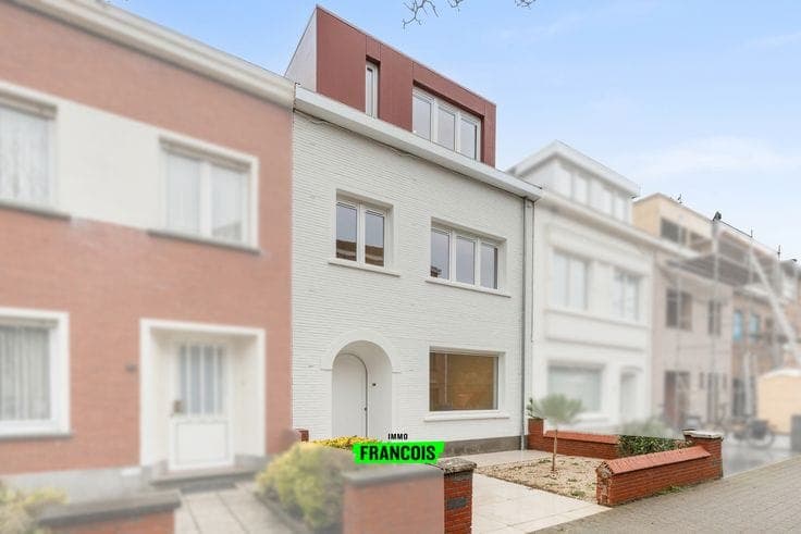 Stylish living a stone’s throw from the sea in Mariakerke, …
