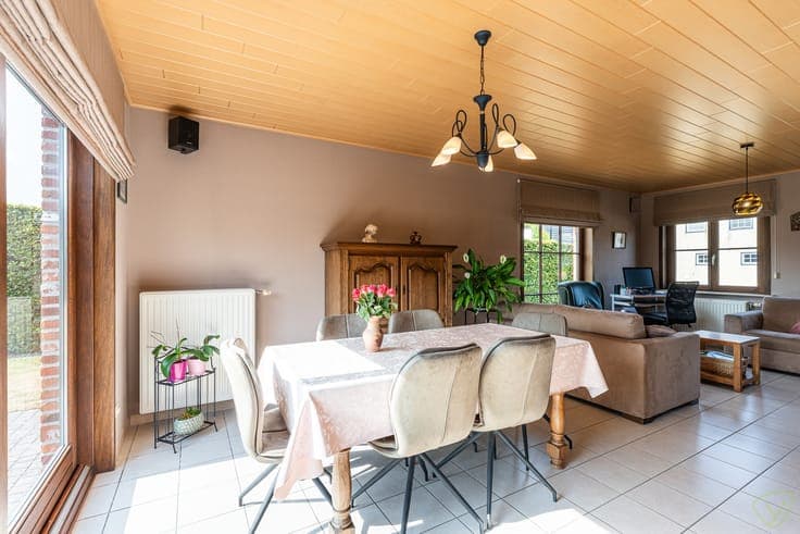 Zeer goed onderhouden alleenstaande woning gelegen in een...