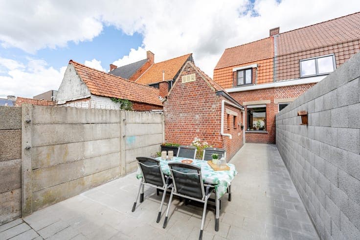 Rijwoning met terras vlakbij het centrum van Lichtervelde