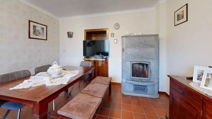 Versatile property with residential building, storage space
