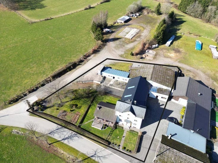 Versatile property with residential building, storage space