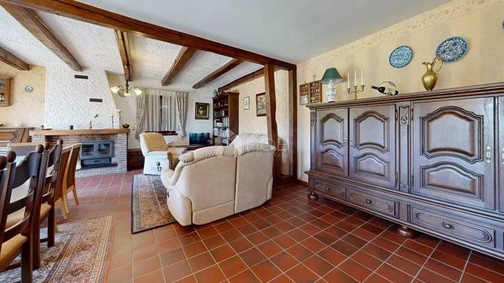 Versatile property with residential building, storage space