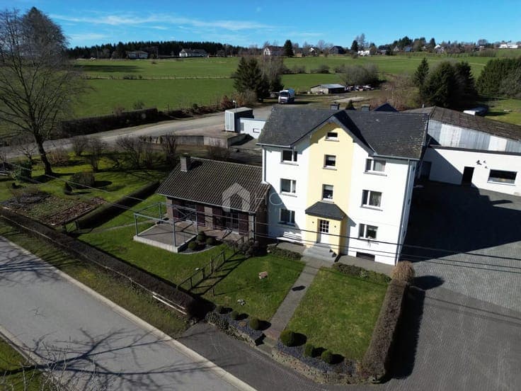 Versatile property with residential building, storage space