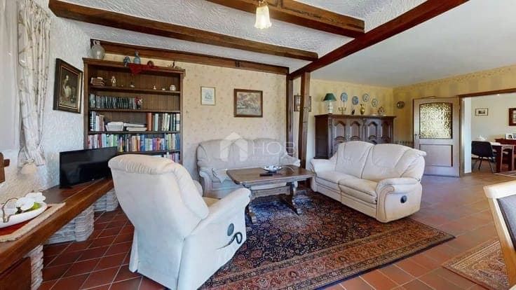 Versatile property with residential building, storage space