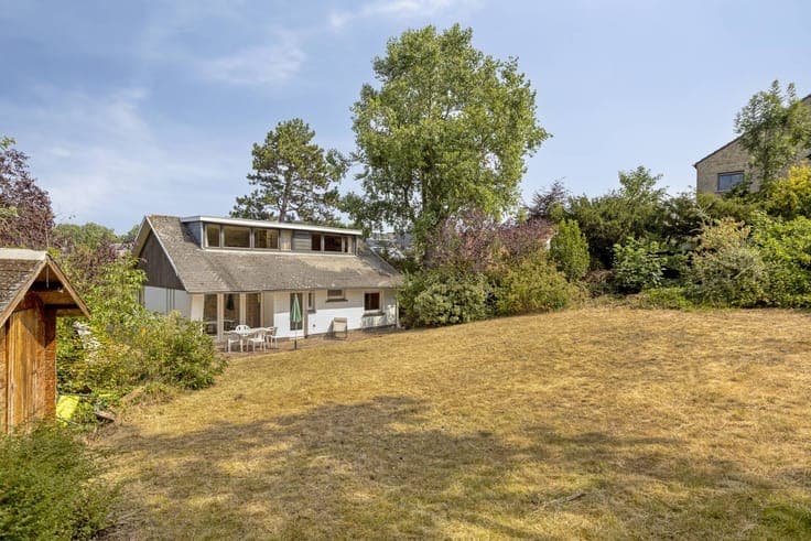 House to renovate on 1192m² of land in a prime location!