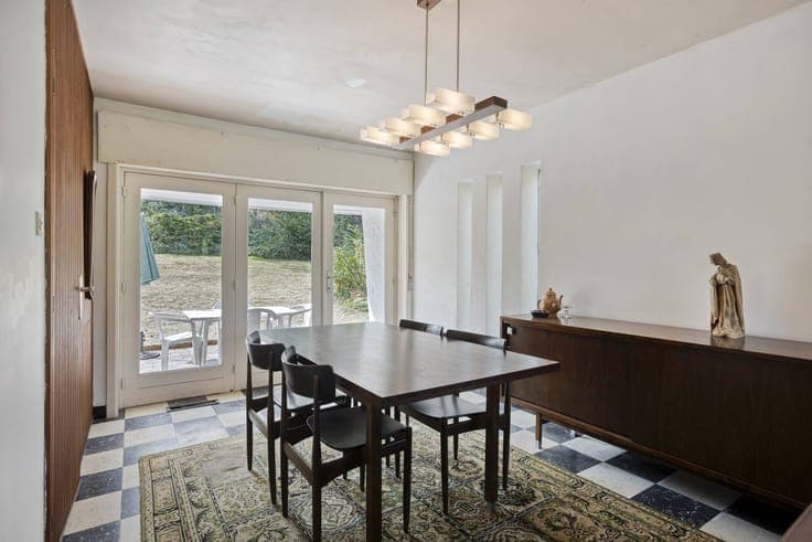 House to renovate on 1192m² of land in a prime location!